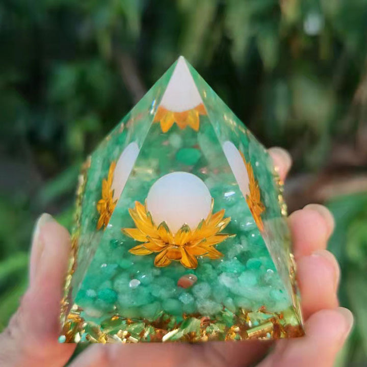 Pyramide d'orgone en quartz clair et aventurine verte Olivenorma, symbole du lotus