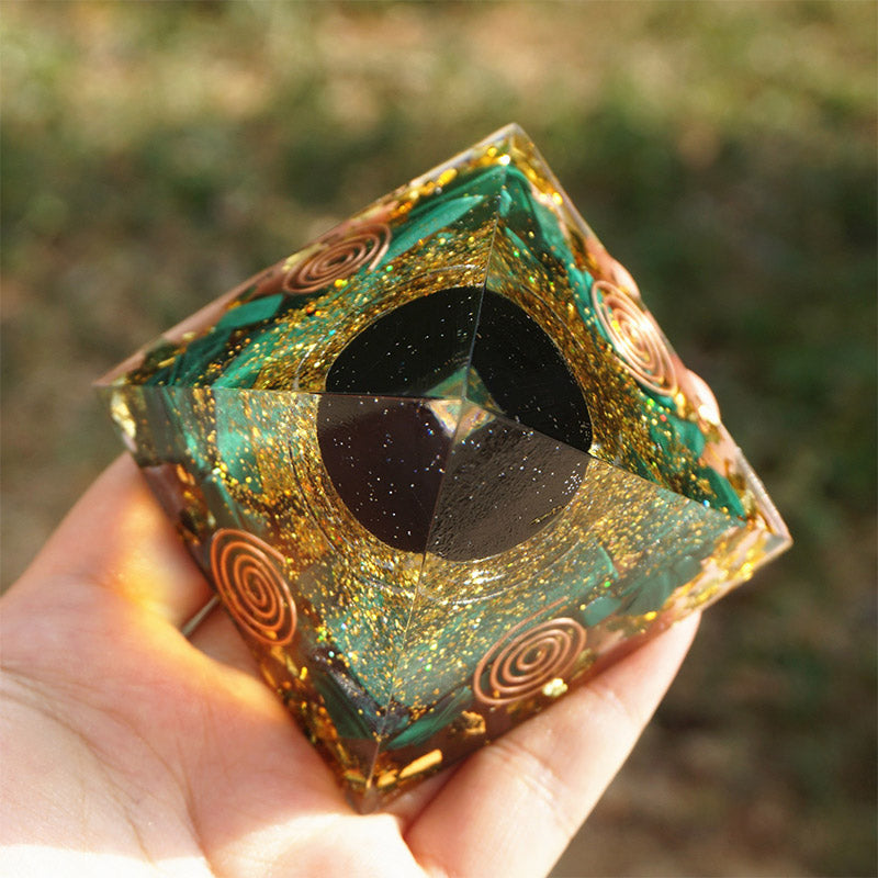Pyramide d'orgone en malachite Olivenorma avec sphère d'obsidienne