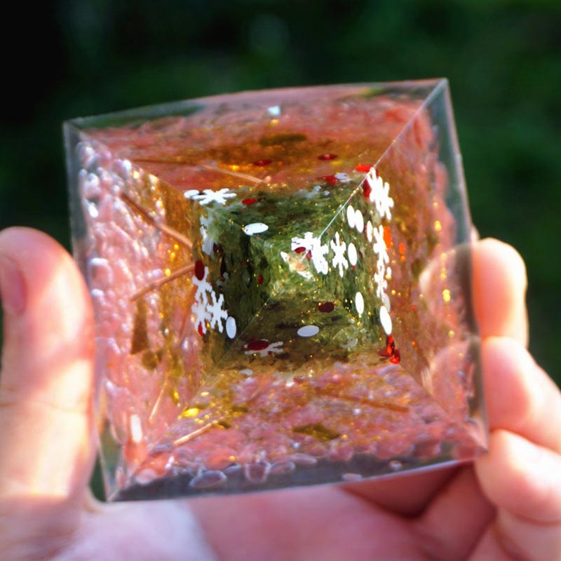Pyramide d'orgone arbre de vie en cristal rose péridot de Noël Olivenorma