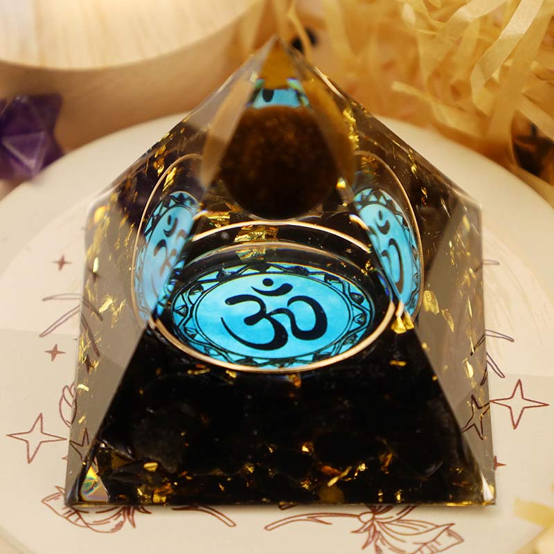 Pyramide d'orgone en obsidienne œil de tigre Olivenorma, symbole OM