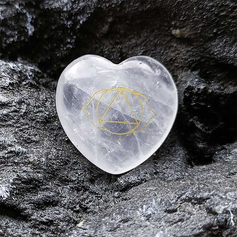 Ensemble de cristaux en forme de cœur avec 7 pierres de chakra