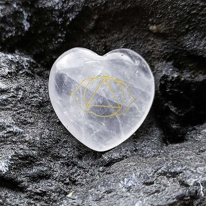Ensemble de cristaux en forme de cœur avec 7 pierres de chakra
