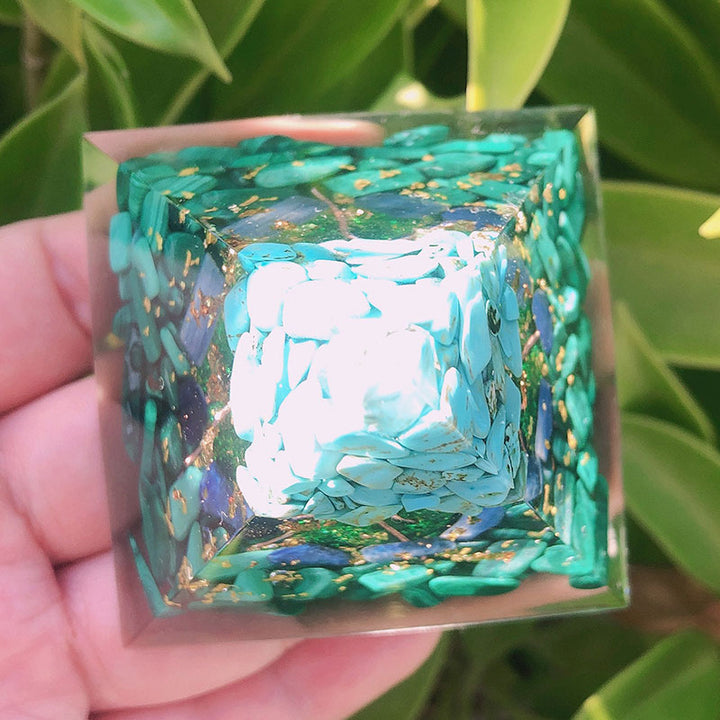 Pyramide d'orgone arbre de vie turquoise Olivenorma avec malachite