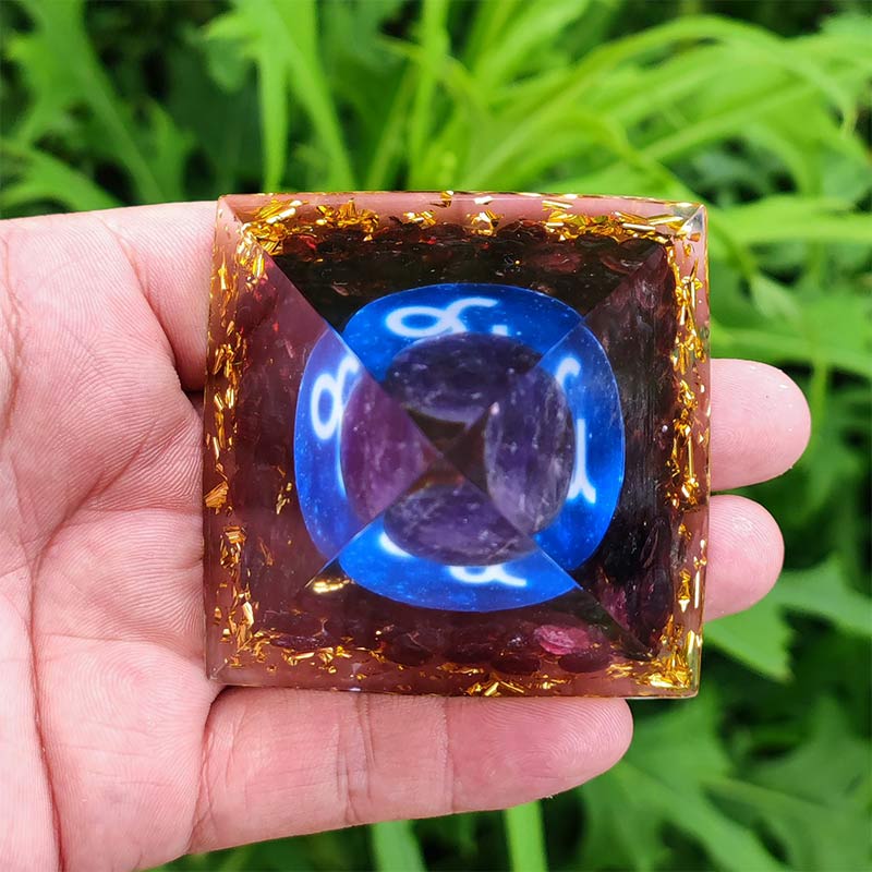 Pyramide d'orgone du zodiaque Capricorne en améthyste Olivenorma avec grenat
