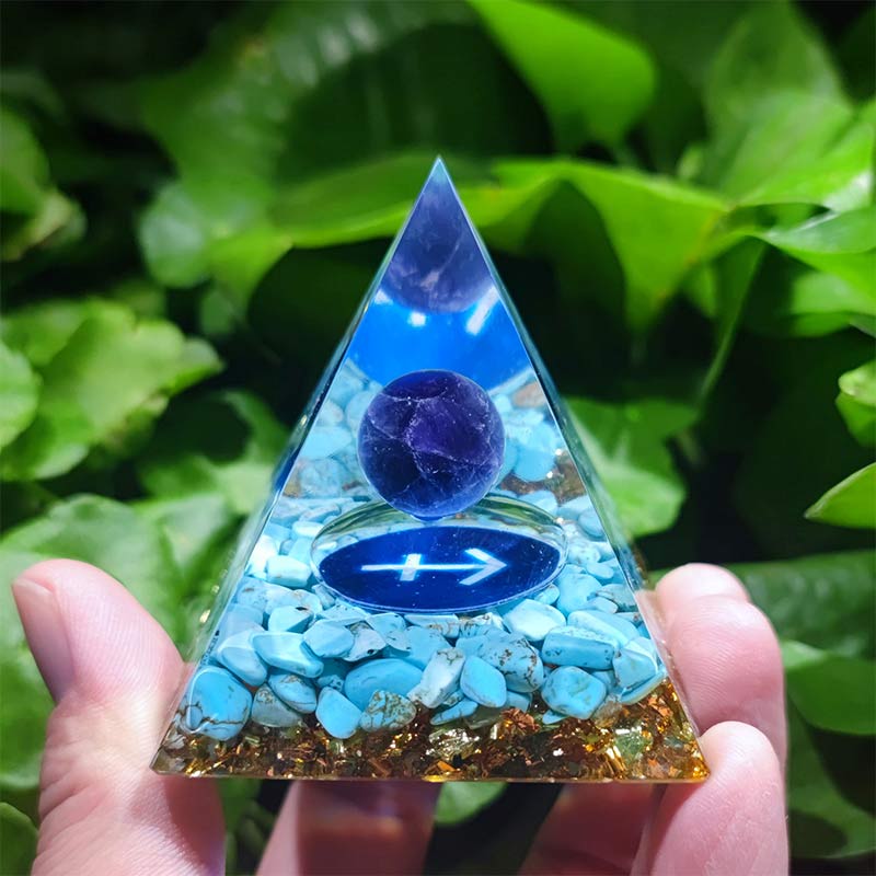 Pyramide d'orgone du zodiaque Sagittaire en turquoise Olivenorma avec lapis-lazuli