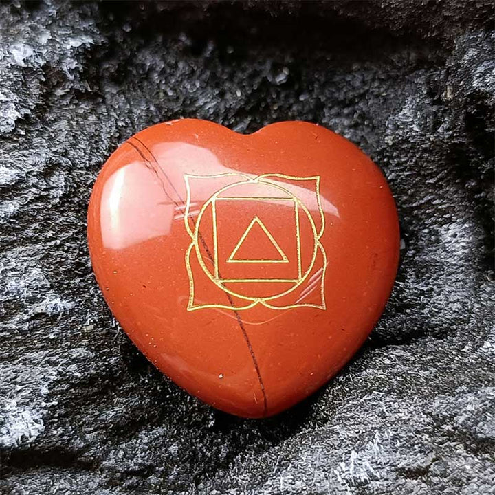 Ensemble de cristaux en forme de cœur avec 7 pierres de chakra