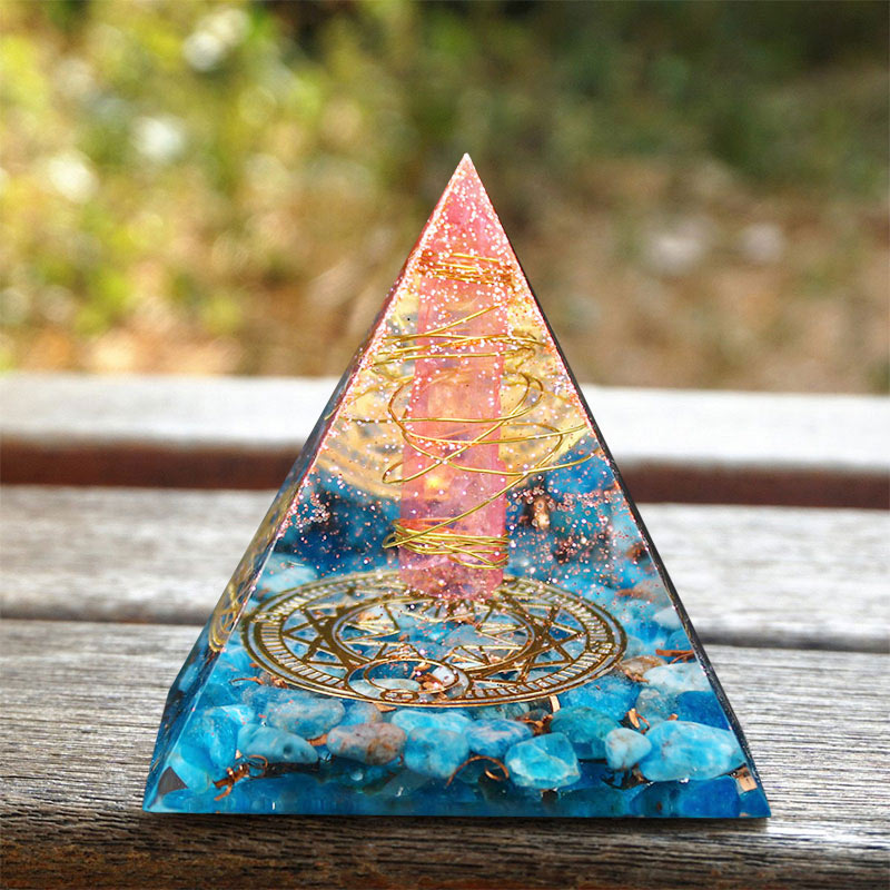 Pyramide d'orgone en quartz rouge Olivenorma avec lapis-lazuli