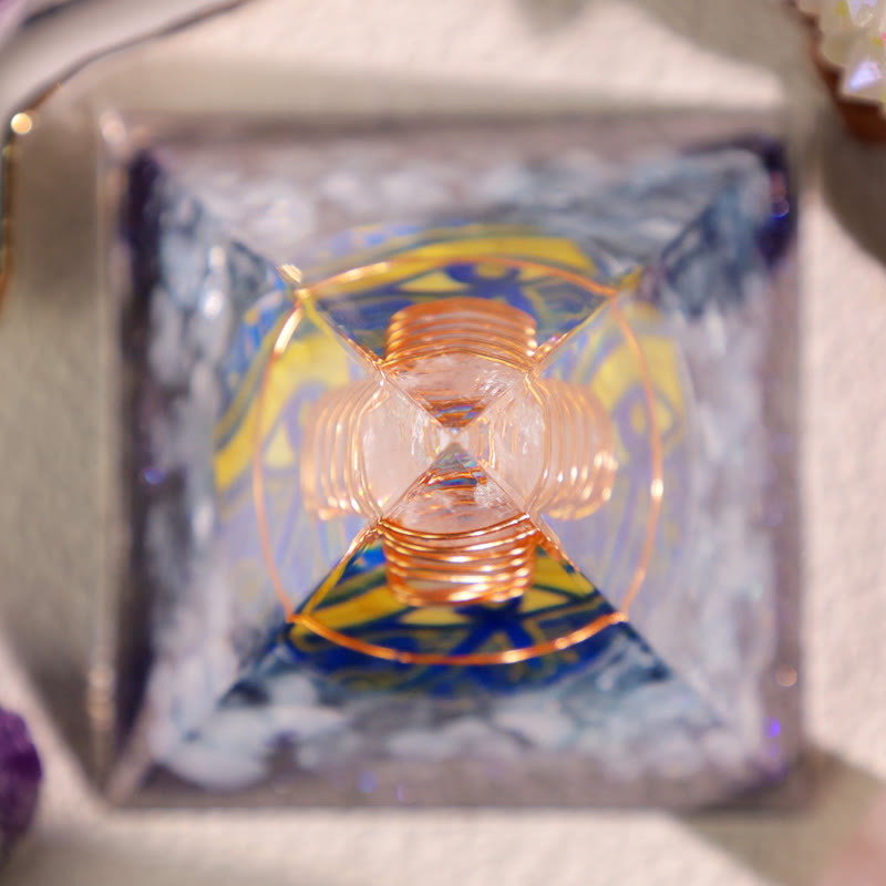 Pyramide d'orgone en cristal clair aigue-marine Œil d'Horus Olivenorma