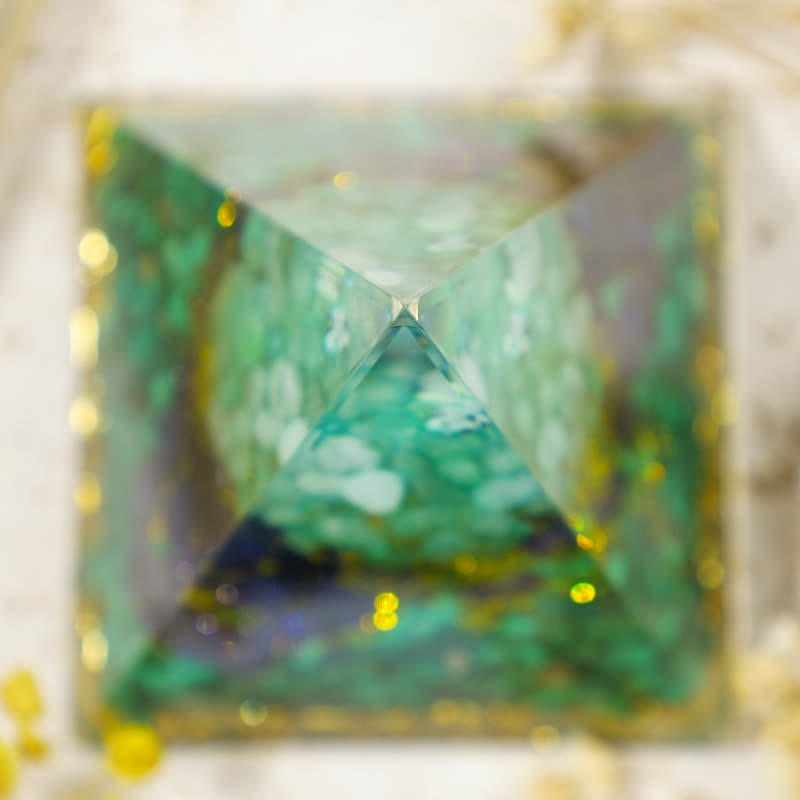 Olivenorma « Forêt verte » – Pyramide d'orgone de l'arbre de vie en malachite