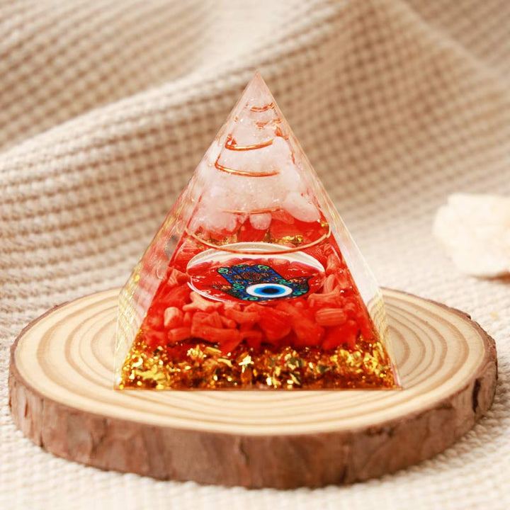 Quartz clair Olivenorma avec corail rouge Hamsa et pyramide orgone du mauvais œil