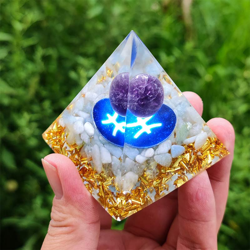 Pyramide d'orgone du zodiaque Poissons en améthyste Olivenorma avec agate blanche