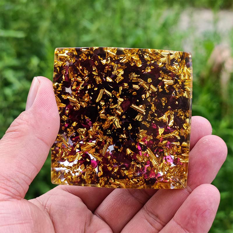 Pyramide d'orgone du zodiaque Capricorne en améthyste Olivenorma avec grenat