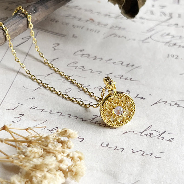 Collier pendentif rond en pierre de lune et fleur Olivenorma