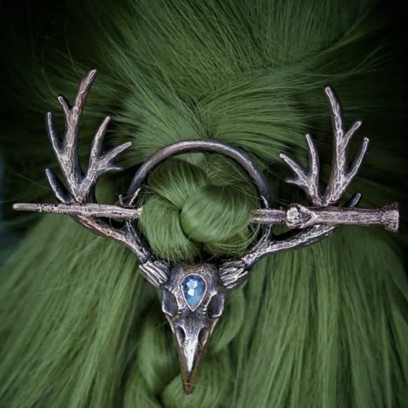 Épingle à cheveux délicate en pierre de lune et bois de corbeau avec crâne de corbeau