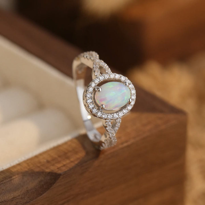 Bague tressée en zircon blanc et opale ovale Olivenorma