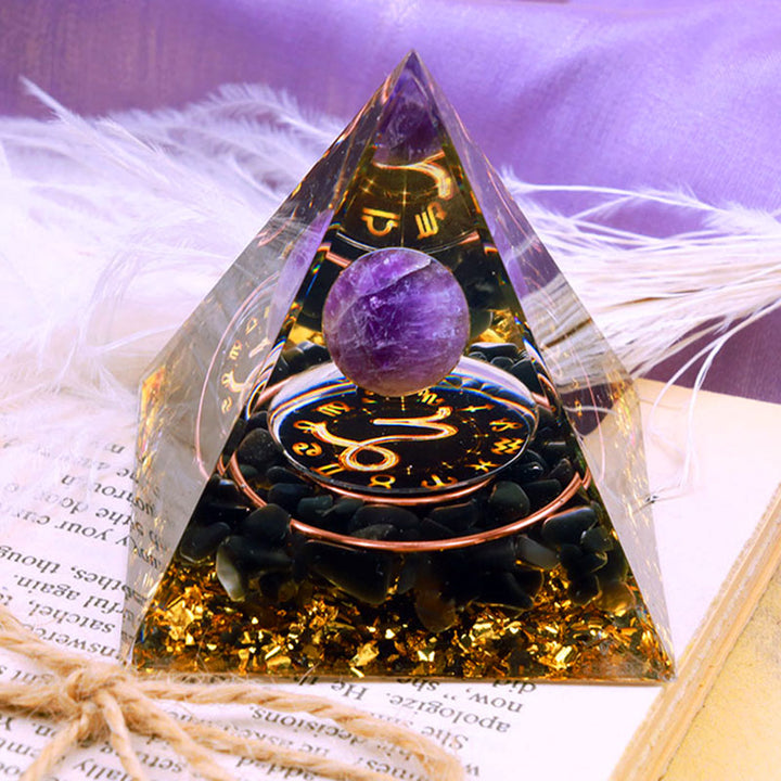 Sphère d'améthyste Olivenorma avec pyramide d'orgone du zodiaque Capricorne en obsidienne