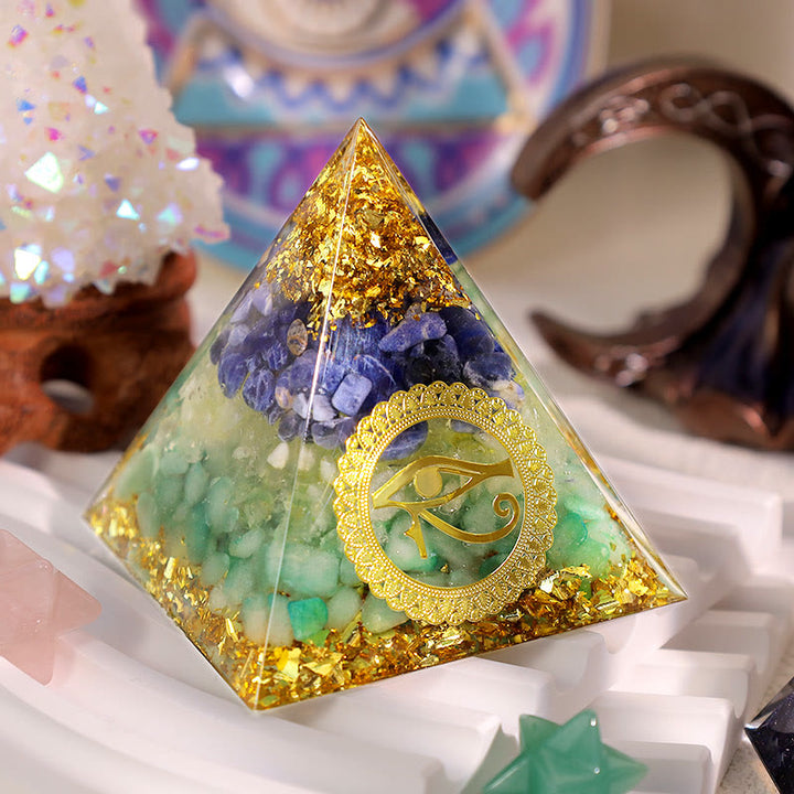 Pyramide d'orgone Oeil d'Horus Péridot Aventurine Bleu Vert Olivenorma
