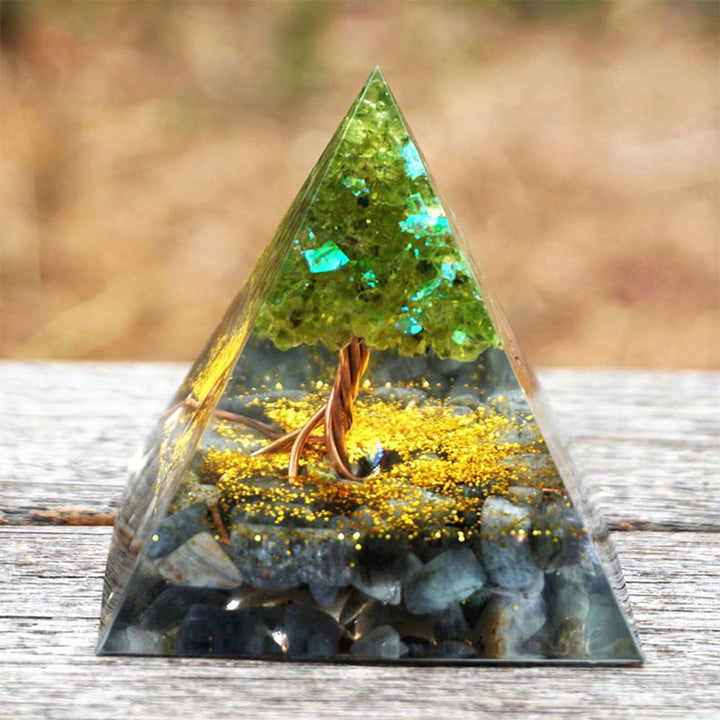 Pyramide d'orgone Olivenorma Moonlit Growth Péridot et pierre de lune grise - image 4
