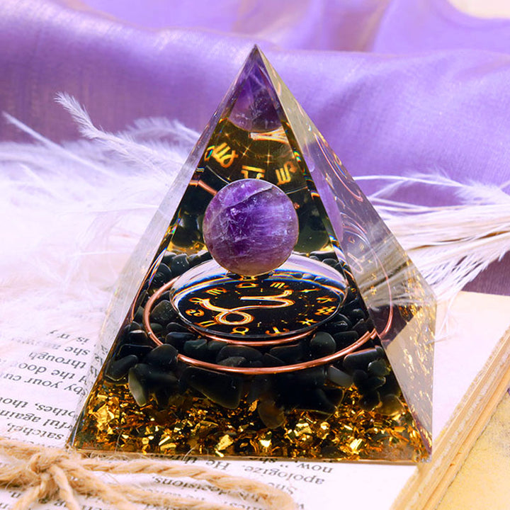 Sphère d'améthyste Olivenorma avec pyramide d'orgone du zodiaque Capricorne en obsidienne