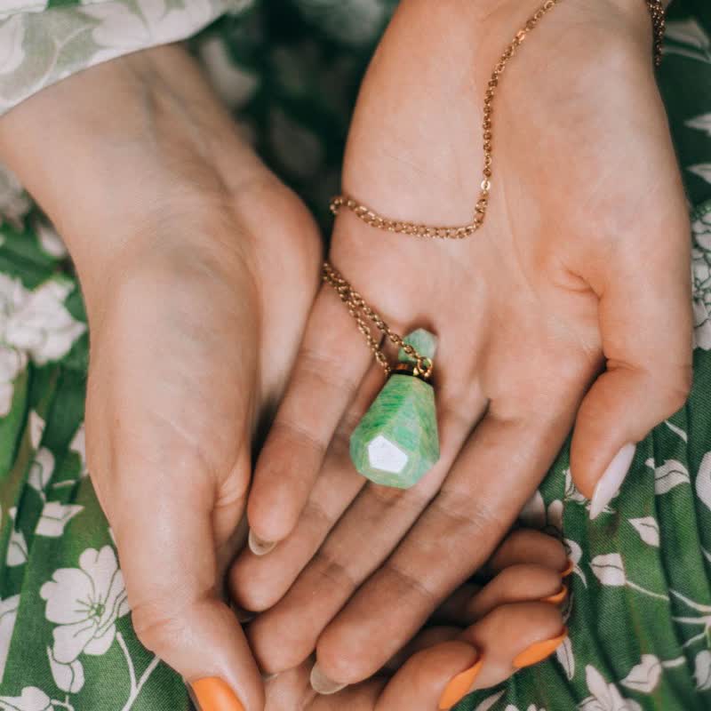Collier bouteille de parfum en cristal