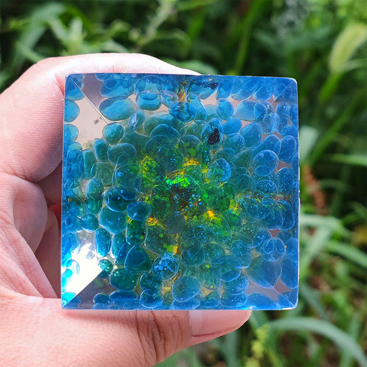 Pyramide d'orgone arbre de vie en kyanite Olivenorma avec péridot