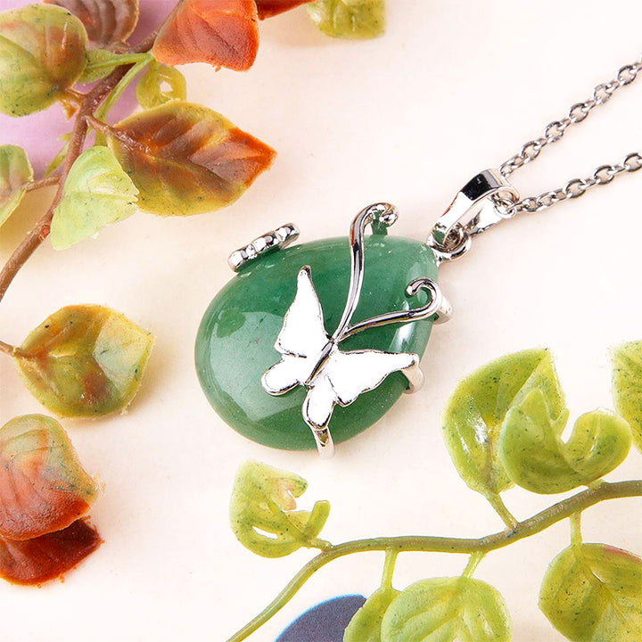 Collier en pierres précieuses avec ailes de papillon en cristal