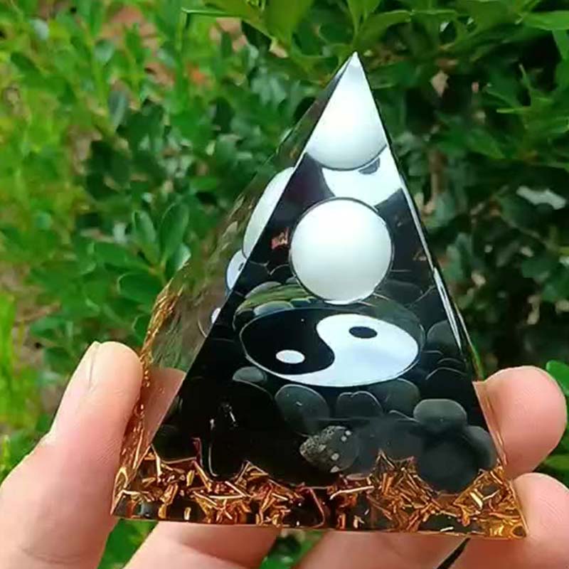 Pyramide d'orgone de guérison en obsidienne Olivenorma avec jade blanc