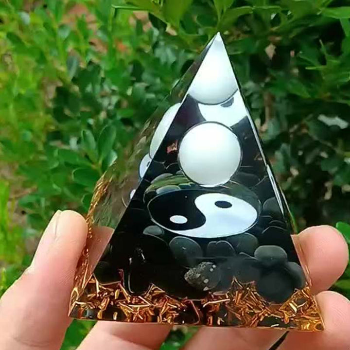 Pyramide d'orgone de guérison en obsidienne Olivenorma avec jade blanc
