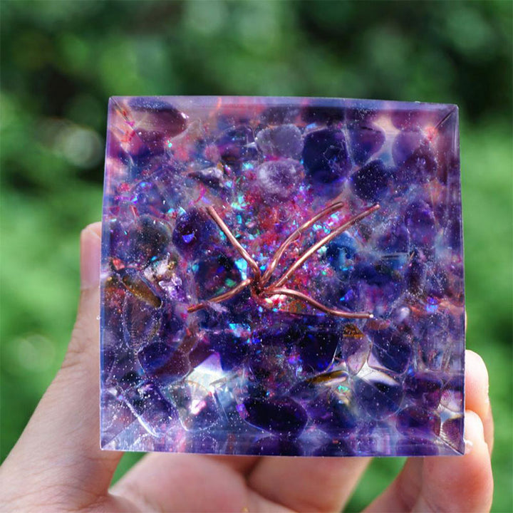 Pyramide d'orgone en cristal d'améthyste et de cyanite de l'arbre de vie Olivenorma