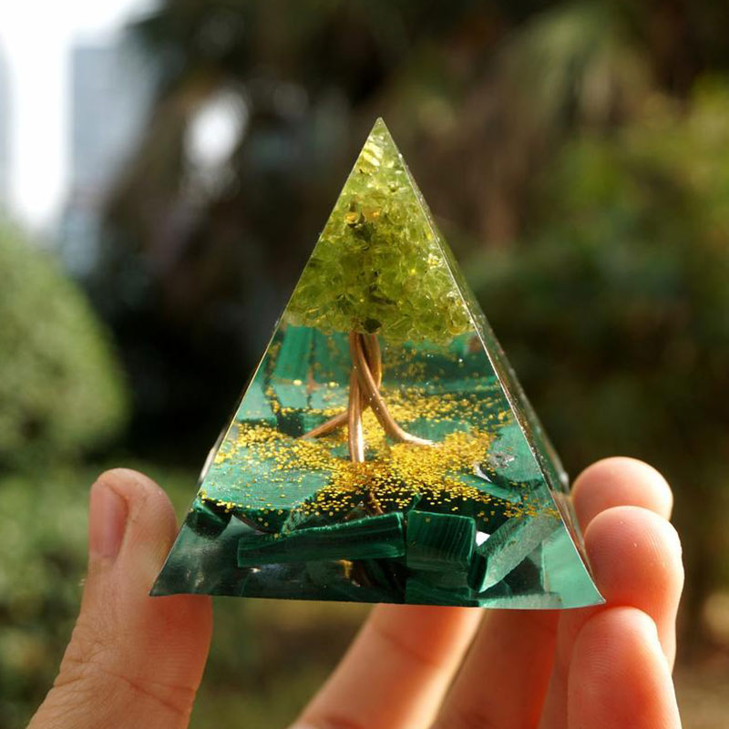 Pyramide d'orgone malachite et péridot de la forêt du Sacré-Cœur Olivenorma - image 2