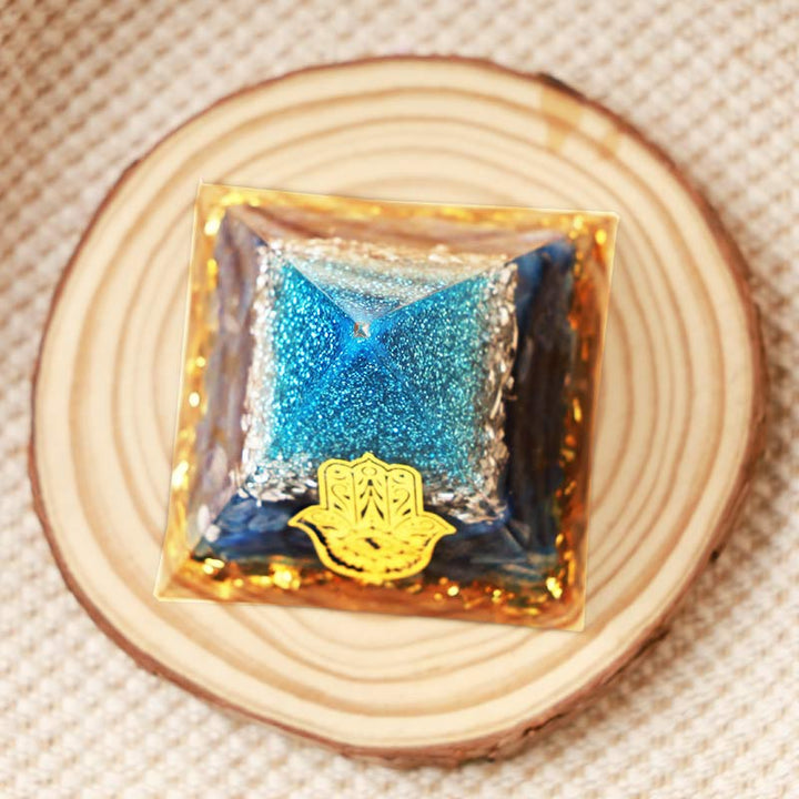 Pyramide d'orgone en kyanite Olivenorma avec protection Hamsa