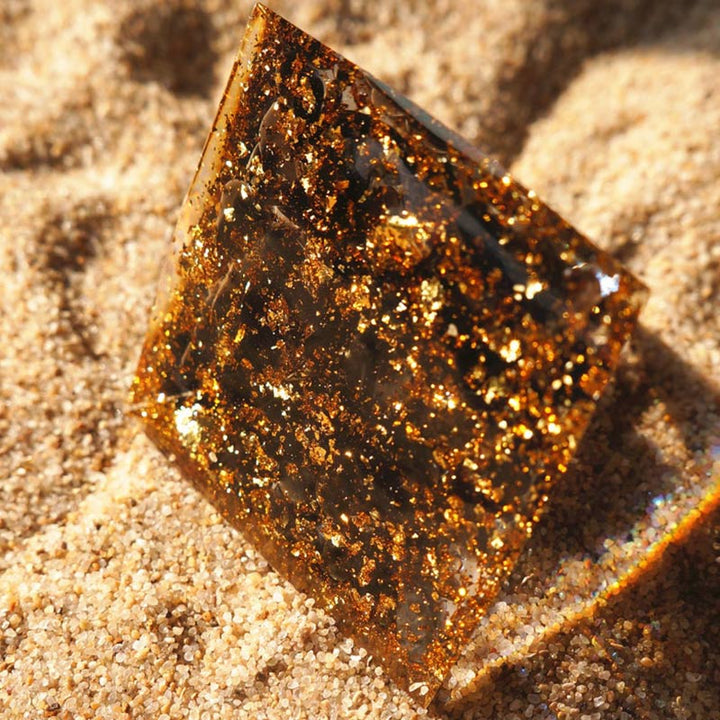 Pyramide d'orgone du dieu de la lumière en obsidienne cristalline transparente Olivenorma