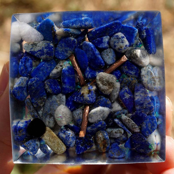 Pyramide d'orgone en lapis-lazuli avec arbre de vie turquoise