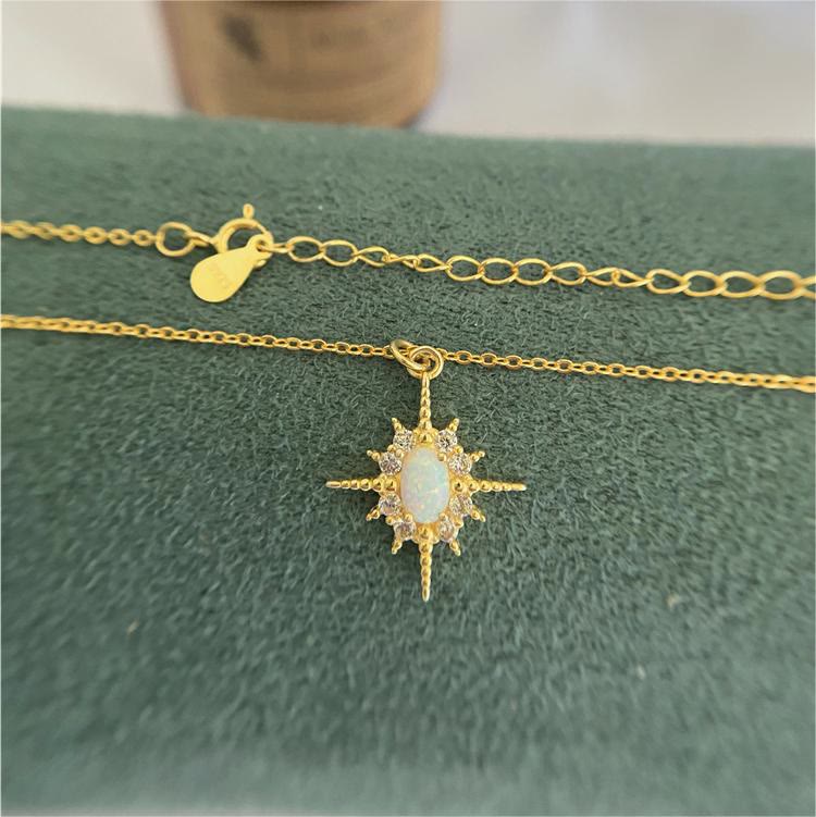 Collier étoile délicate Northstar en zircon blanc opale Olivenorma