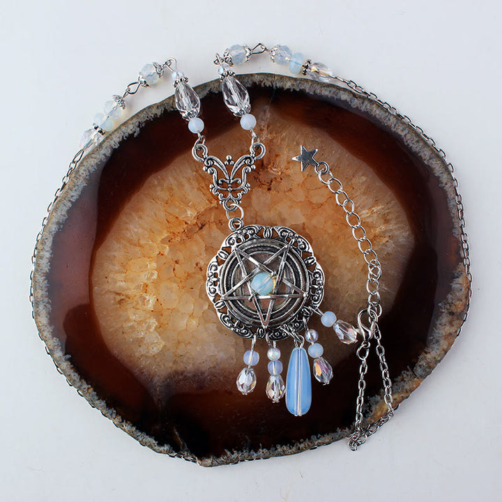 Collier de perles en cristal d'étoile en opalite avec pentagramme gothique de sorcière Olivenorma 