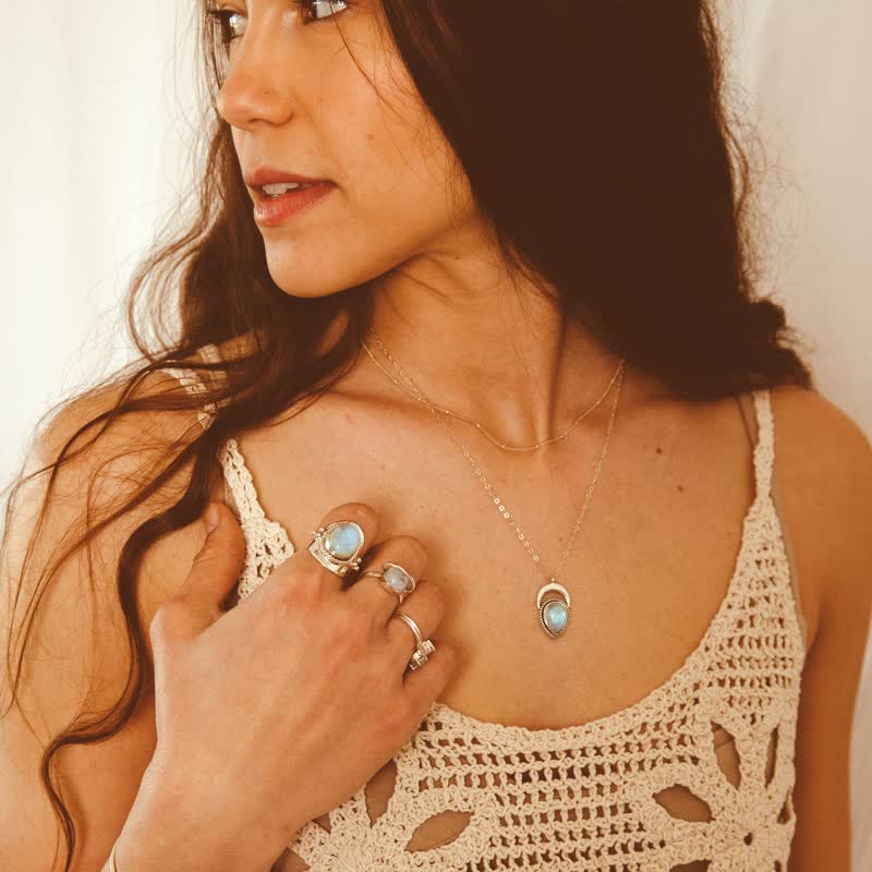 Collier en argent avec croissant de lune et pierre de lune de Bohême Olivenorma