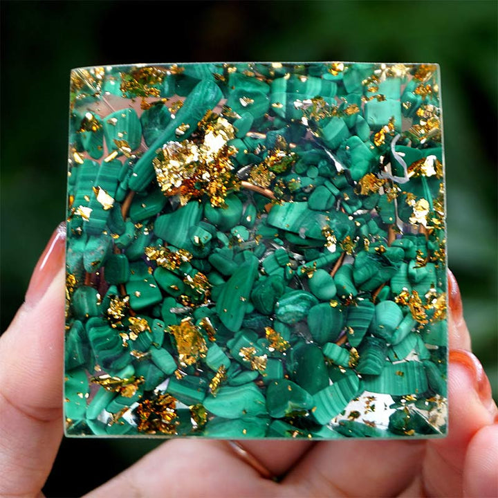 Pyramide d'orgone en améthyste Olivenorma avec malachite