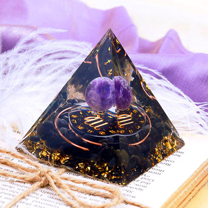 Sphère d'améthyste Olivenorma avec pyramide d'orgone du zodiaque Vierge en obsidienne