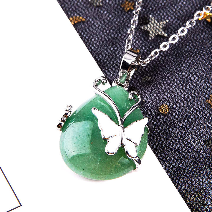 Collier en pierres précieuses avec ailes de papillon en cristal
