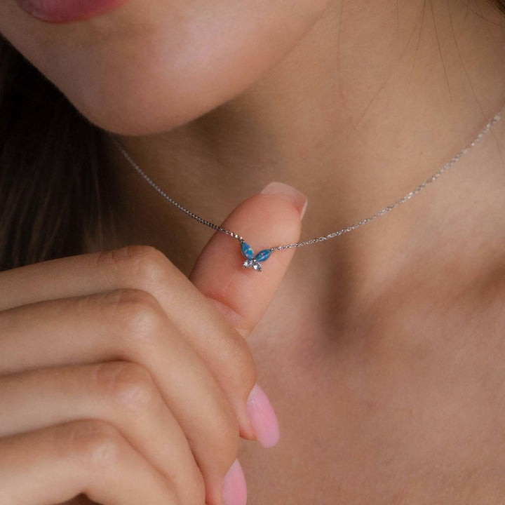 Collier pendentif papillon en acier titane avec opale bleu rose Olivenorma 