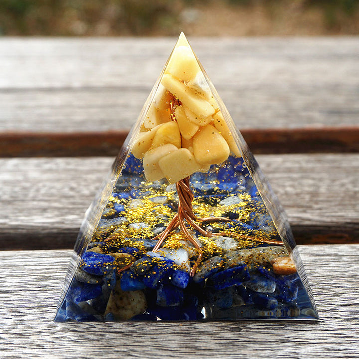 Pyramide d'orgone en aventurine jaune Olivenorma avec lapis-lazuli
