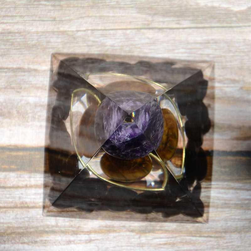 Sphère d'améthyste Olivenorma avec pyramide d'orgone en obsidienne œil de tigre 