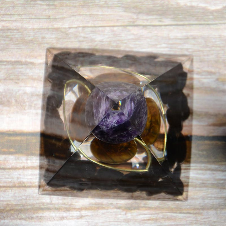 Sphère d'améthyste Olivenorma avec pyramide d'orgone en obsidienne œil de tigre 