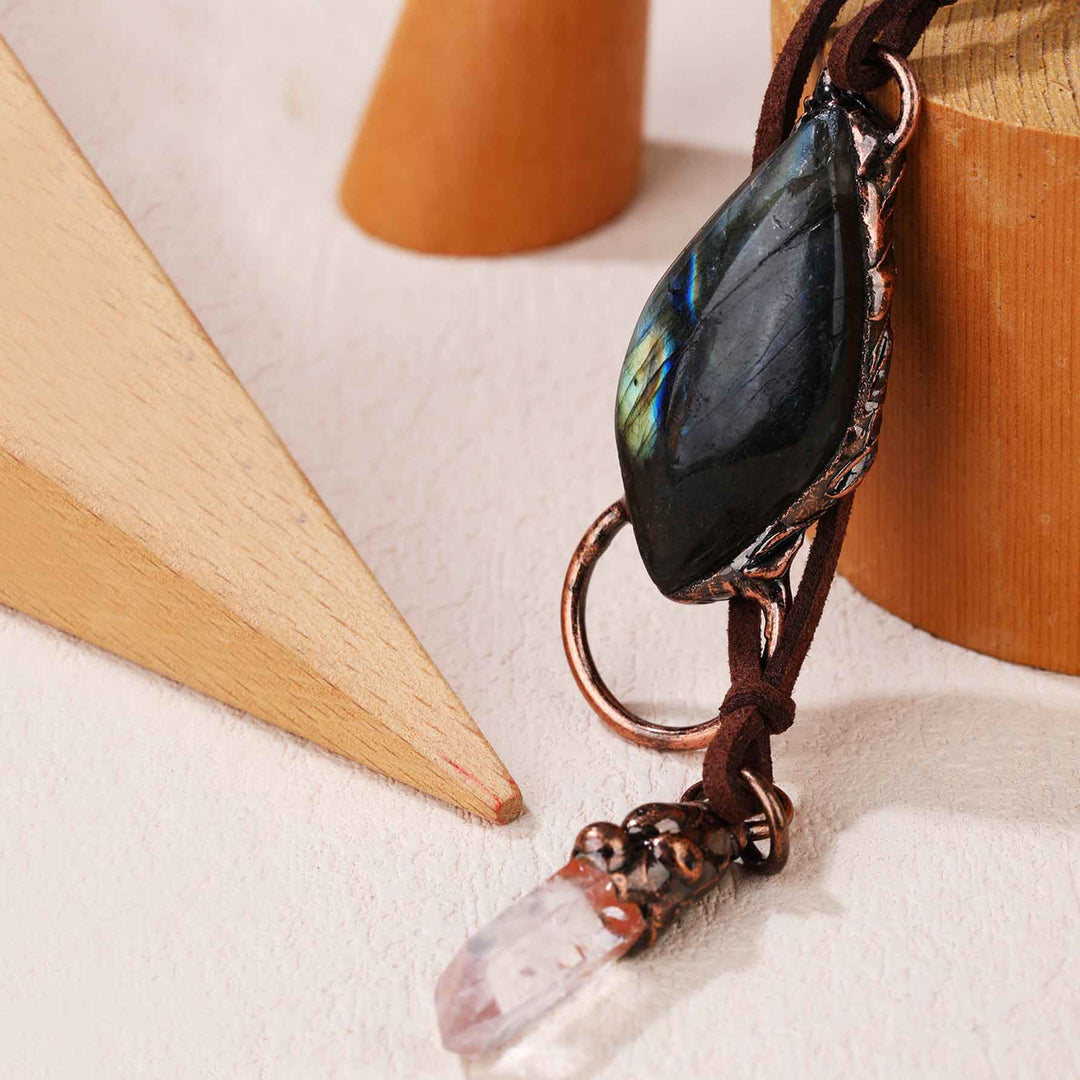 Collier en cuir avec pendentif irrégulier en pierre naturelle brute Olivenorma