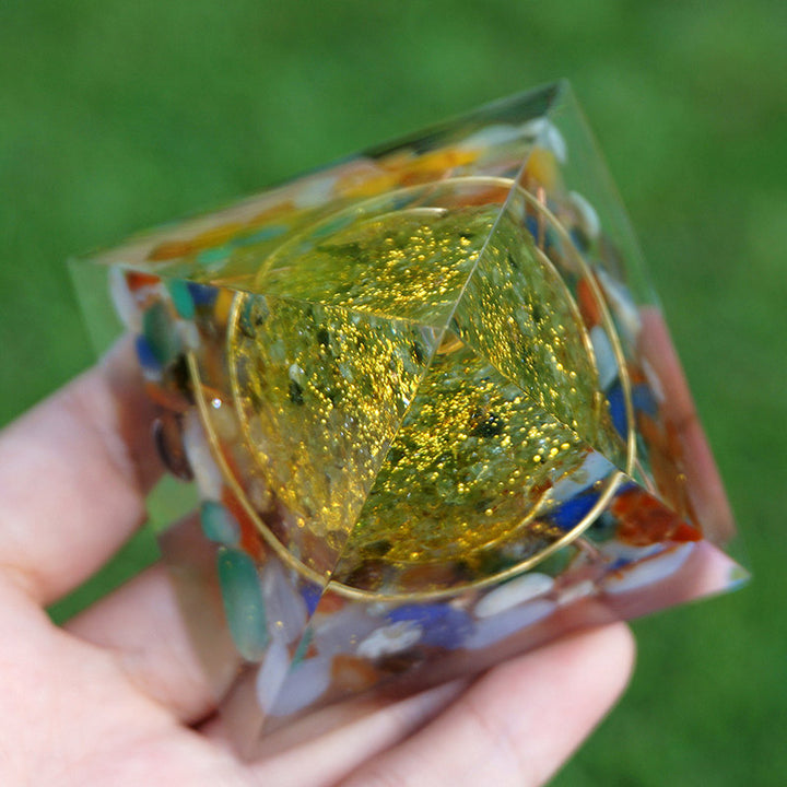 Pyramide d'orgone de l'arbre de vie en fluorite Olivenorma avec péridot