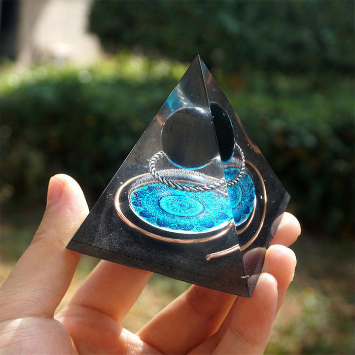 Sphère de cristal d'obsidienne Olivenorma avec pyramide d'orgone en cercle de cuivre