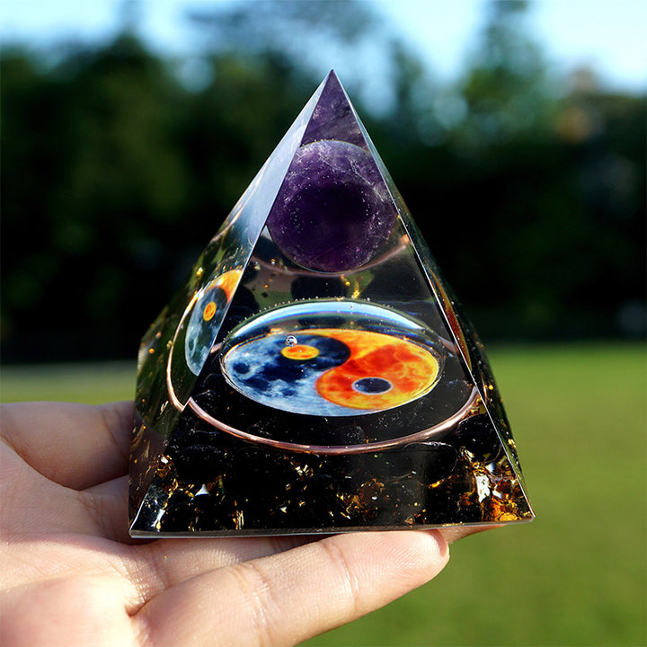 Pyramide orgone équilibrée de la série Yin Yang en améthyste Olivenorma