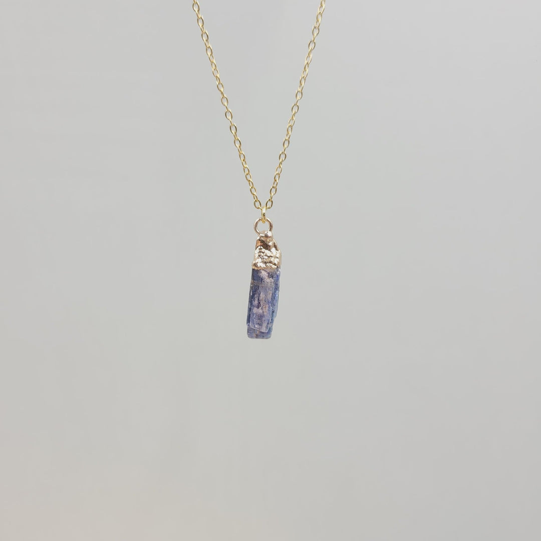 Collier en pierre précieuse brute irrégulière en cristal Olivenorma