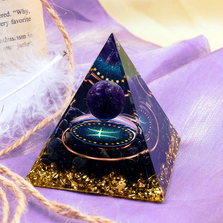 Sphère d'améthyste Olivenorma avec pyramide d'orgone du zodiaque Poissons en obsidienne