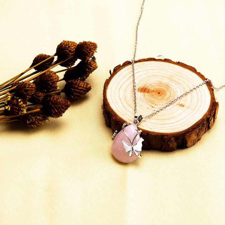 Collier en pierres précieuses avec ailes de papillon en cristal